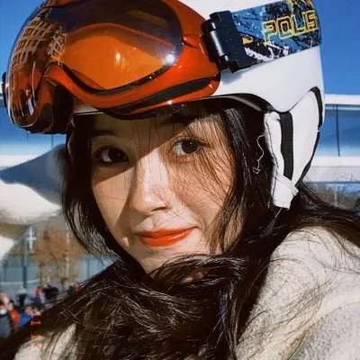 走进酒吧的女孩